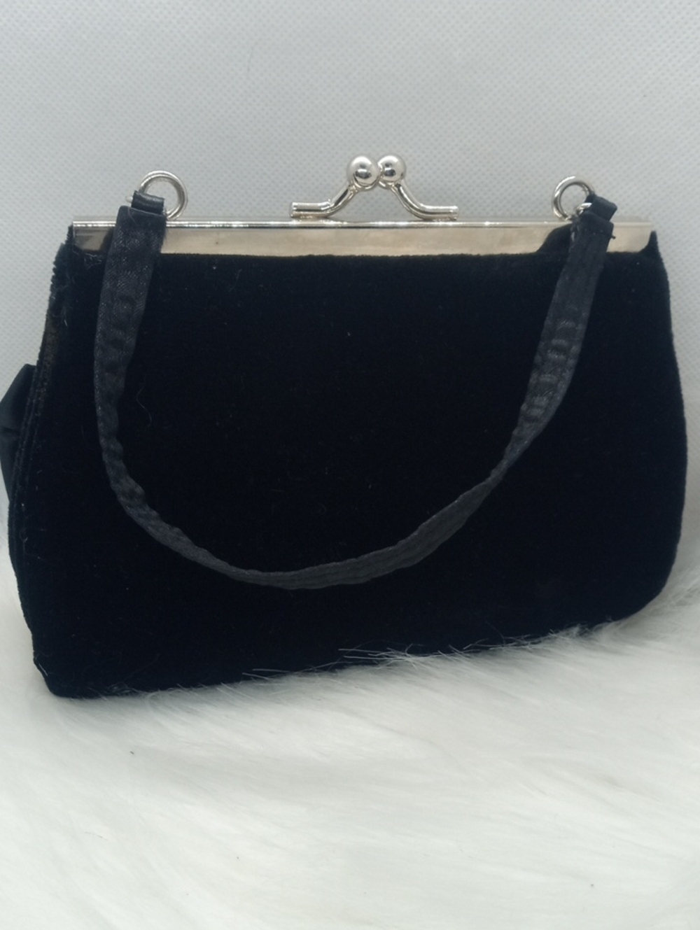 QGIRLS VELVET HANDBAG w/SATIN BOW - Picture 5 of 6